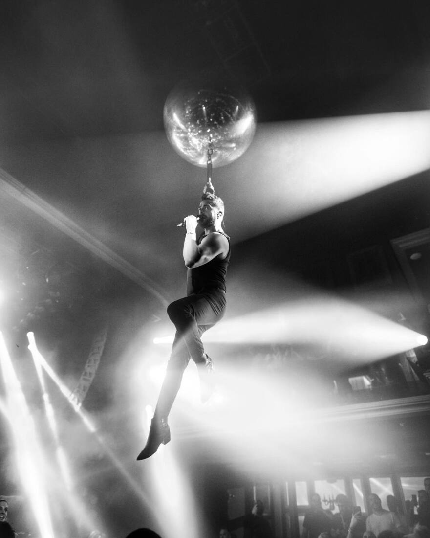 Ηλίας Βρεττός: Τραγουδά στον αέρα και γίνεται viral - Δείτε το βίντεο