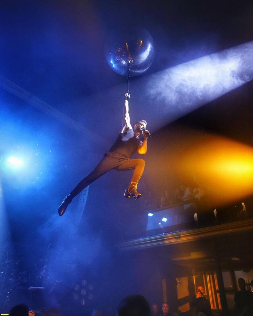 Ηλίας Βρεττός: Τραγουδά στον αέρα και γίνεται viral - Δείτε το βίντεο