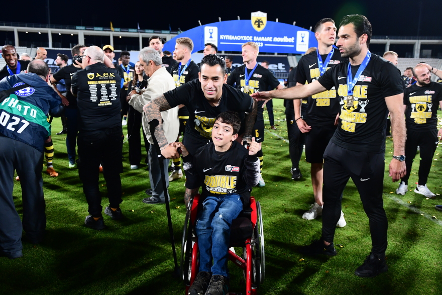 Στην OPAP Arena με φανέλα του ΠΑΟΚ ο μικρός Γιάννης - Μαζί του και ο αδελφός του που υποστηρίζει την ΑΕΚ! 