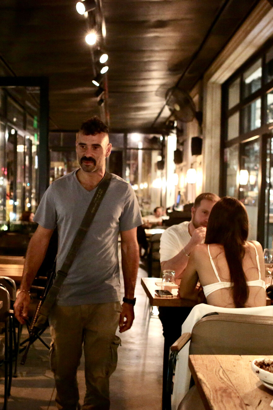 Πόλεμος στο Ισραήλ: Ισραηλινός για ποτό στο Τελ Αβίβ με όπλo - «Θα σταματήσουμε τον τρόμο», λέει