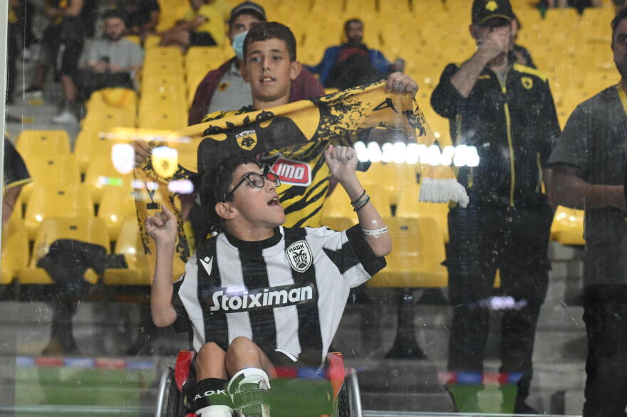 Στην OPAP Arena με φανέλα του ΠΑΟΚ ο μικρός Γιάννης - Μαζί του και ο αδελφός του που υποστηρίζει την ΑΕΚ! 