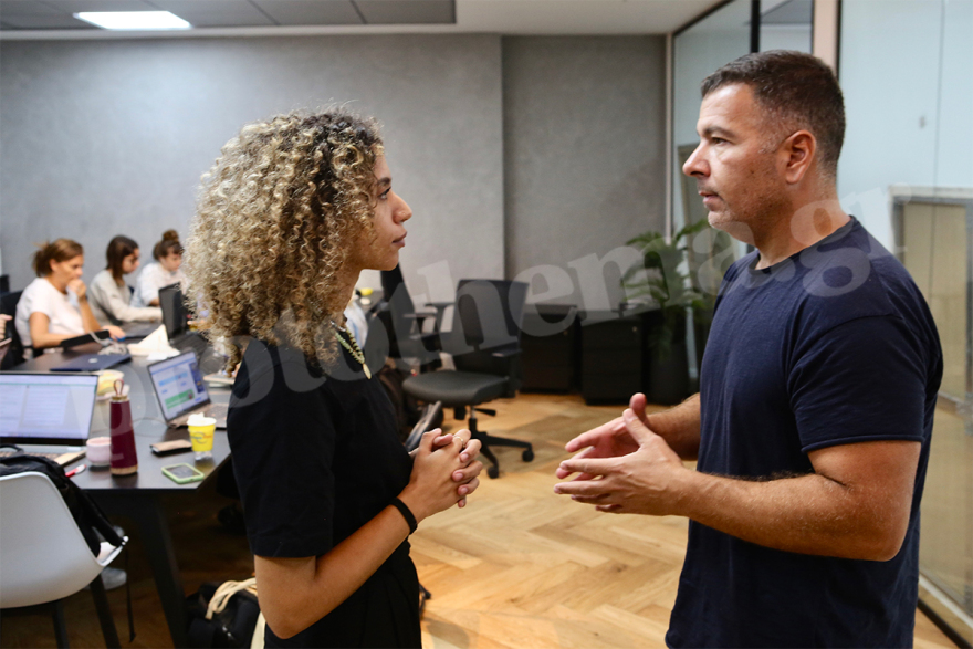 To protothema.gr στο «στρατηγείο» της οργάνωσης που έχει αναλάβει την επιστροφή των 227 ομήρων στο Ισραήλ