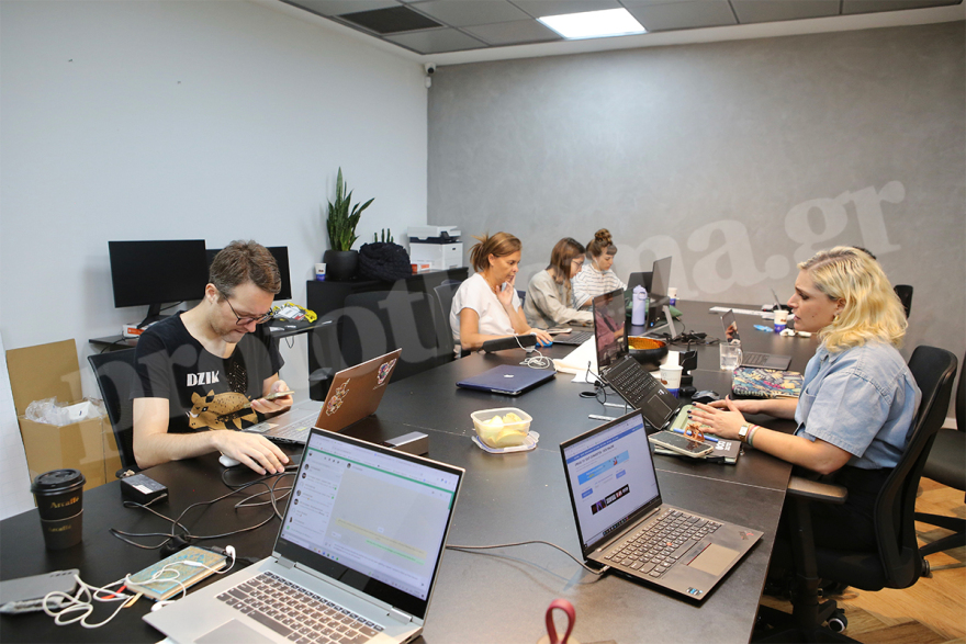 To protothema.gr στο «στρατηγείο» της οργάνωσης που έχει αναλάβει την επιστροφή των 227 ομήρων στο Ισραήλ