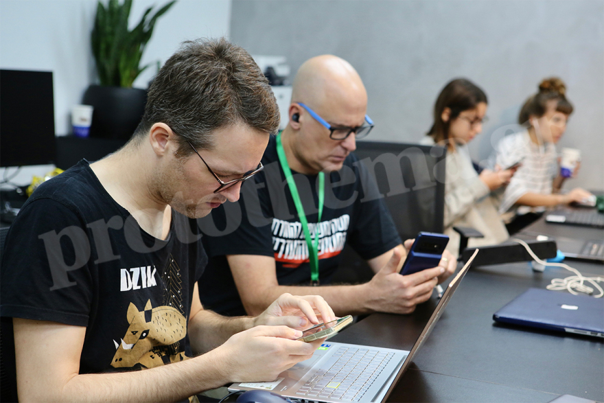 To protothema.gr στο «στρατηγείο» της οργάνωσης που έχει αναλάβει την επιστροφή των 227 ομήρων στο Ισραήλ