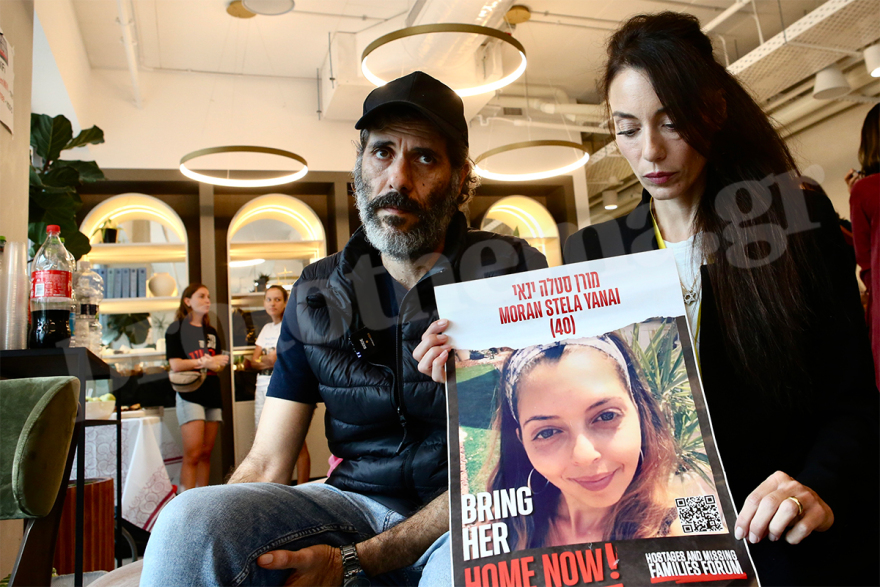 To protothema.gr στο «στρατηγείο» της οργάνωσης που έχει αναλάβει την επιστροφή των 227 ομήρων στο Ισραήλ