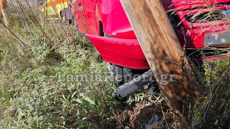 Τροχαίο στη Λαμία: ΙΧ «καρφώθηκε» σε κολόνα της ΔΕΗ - Δείτε βίντεο και φωτογραφίες