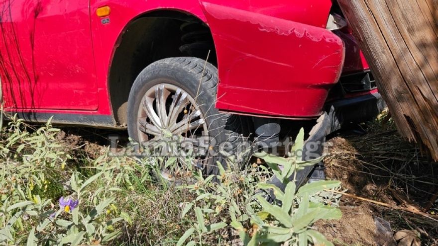 Τροχαίο στη Λαμία: ΙΧ «καρφώθηκε» σε κολόνα της ΔΕΗ - Δείτε βίντεο και φωτογραφίες