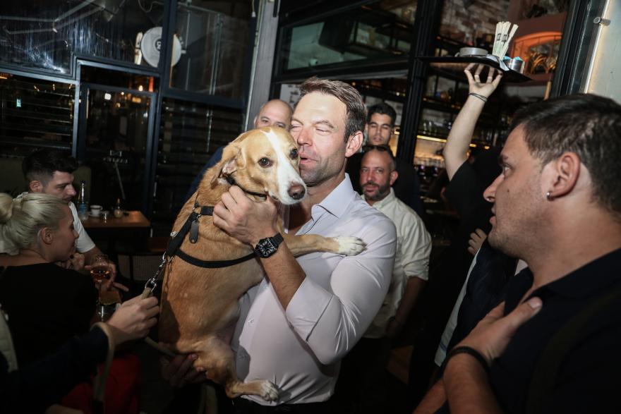 Στέφανος Κασσελάκης: Η χαλαρή έξοδος στη Λάρισα με σφηνάκια, σέλφι και αγκαλιές παρουσία Κουρέτα