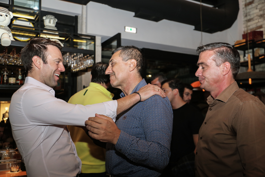 Στέφανος Κασσελάκης: Η χαλαρή έξοδος στη Λάρισα με σφηνάκια, σέλφι και αγκαλιές παρουσία Κουρέτα