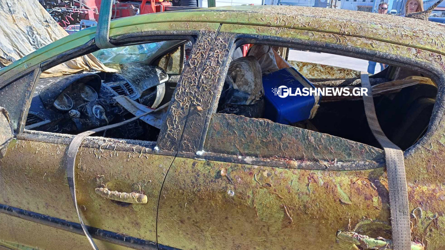 Κρήτη: Μυστήριο με κλεμμένο αυτοκίνητο που βρέθηκε βυθισμένο στον κόλπο της Σούδας - Δείτε βίντεο