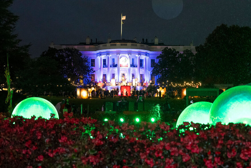 «Trick or treat» στον Λευκό Οίκο – Ο Μπάιντεν στο πάρτι με τα μασκαρεμένα παιδιά για το Χάλοουϊν