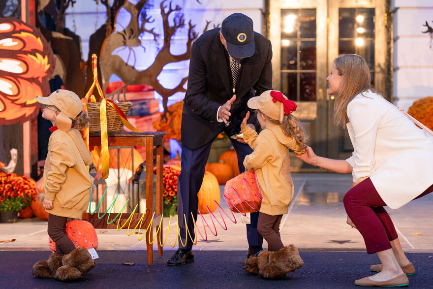«Trick or treat» στον Λευκό Οίκο – Ο Μπάιντεν στο πάρτι με τα μασκαρεμένα παιδιά για το Χάλοουϊν