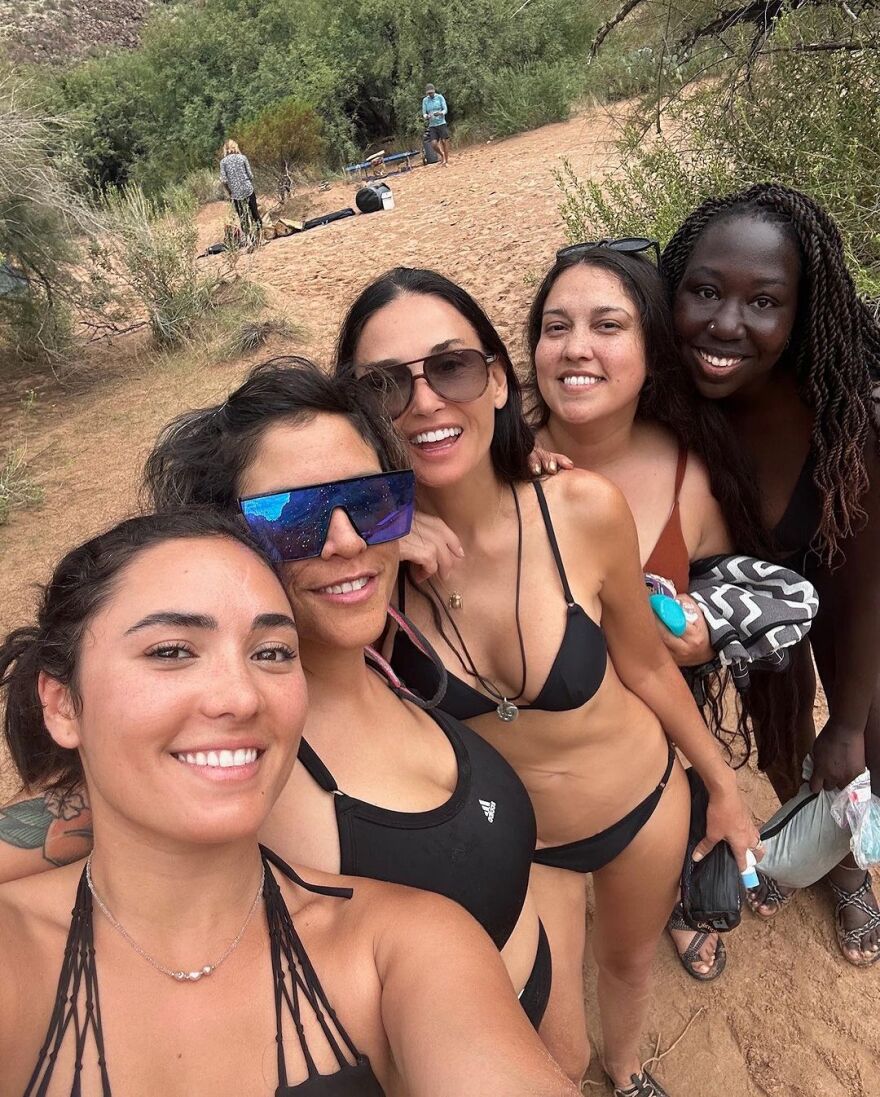 Ντέμι Μουρ: Η 60χρονη ηθοποιός απόλαυσε με μπικίνι τον ποταμό Κολοράντο