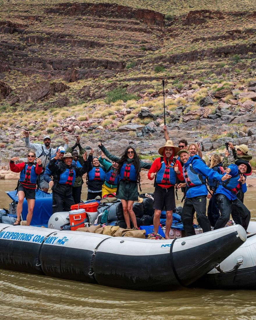 Ντέμι Μουρ: Η 60χρονη ηθοποιός απόλαυσε με μπικίνι τον ποταμό Κολοράντο