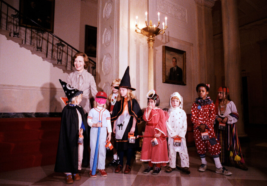 «Trick or treat» στον Λευκό Οίκο – Ο Μπάιντεν στο πάρτι με τα μασκαρεμένα παιδιά για το Χάλοουϊν