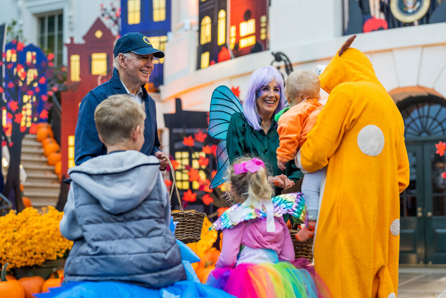 «Trick or treat» στον Λευκό Οίκο – Ο Μπάιντεν στο πάρτι με τα μασκαρεμένα παιδιά για το Χάλοουϊν