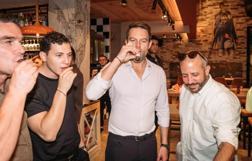 Στέφανος Κασσελάκης: Η χαλαρή έξοδος στη Λάρισα με σφηνάκια, σέλφι και αγκαλιές παρουσία Κουρέτα