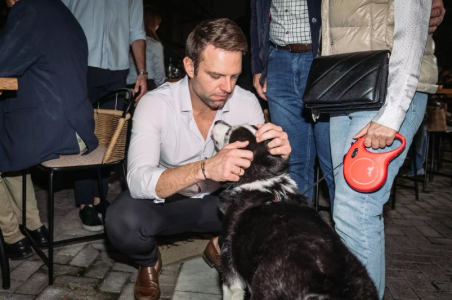 Στέφανος Κασσελάκης: Η χαλαρή έξοδος στη Λάρισα με σφηνάκια, σέλφι και αγκαλιές παρουσία Κουρέτα