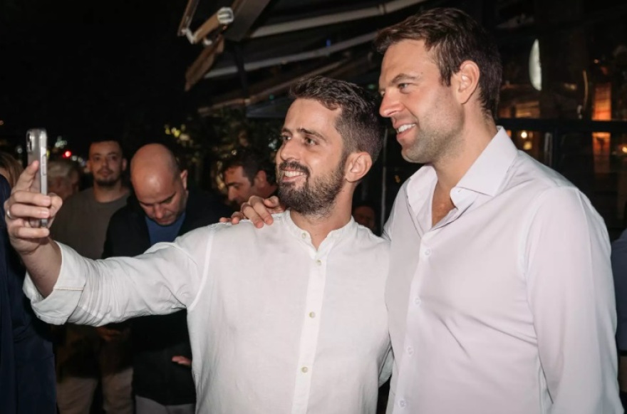 Στέφανος Κασσελάκης: Η χαλαρή έξοδος στη Λάρισα με σφηνάκια, σέλφι και αγκαλιές παρουσία Κουρέτα
