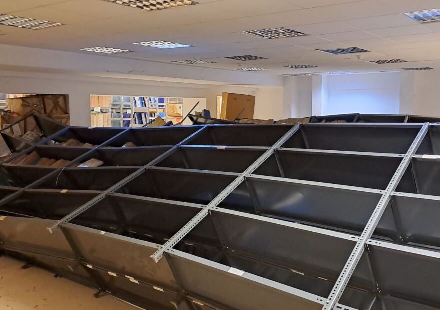 Εισαγγελία Πρωτοδικών Αθήνας: Κατέρρευσαν μεταλλικά ράφια και καταπλάκωσαν δύο άτομα