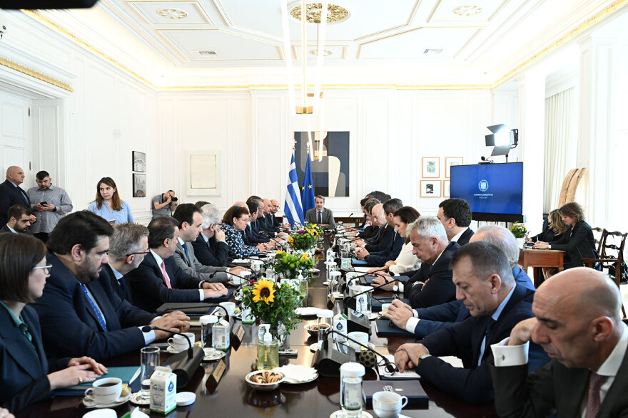 Μητσοτάκης: «Μπόνους» μείωση στο τέλος επιτηδεύματος για επαγγελματίες που δηλώνουν πάνω από τον κατώτατο μισθό 