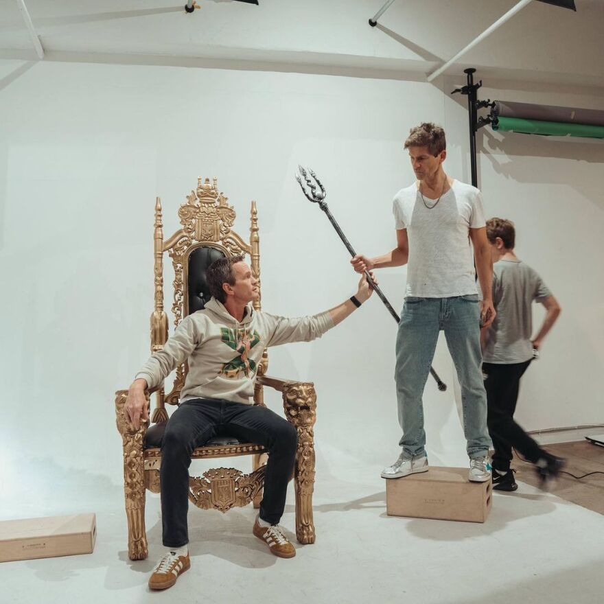 Νιλ Πάτρικ Χάρις: Ως θεός του Ολύμπου για το Χάλογουιν μαζί με τον σύζυγο και τα παιδιά τους