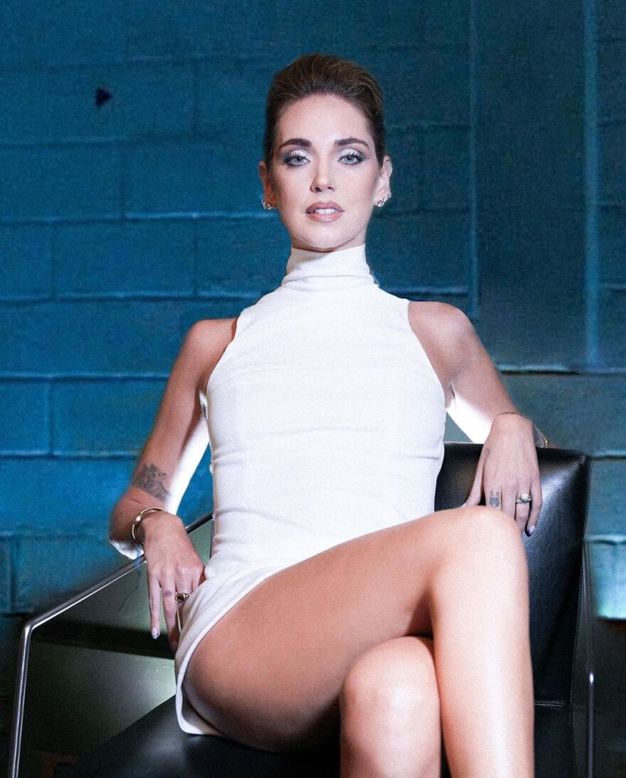 Κιάρα Φεράνι: Αναβιώνει το πολυσυζητημένο σταυροπόδι της Σάρον Στόουν στο «Βασικό Ένστικτο»