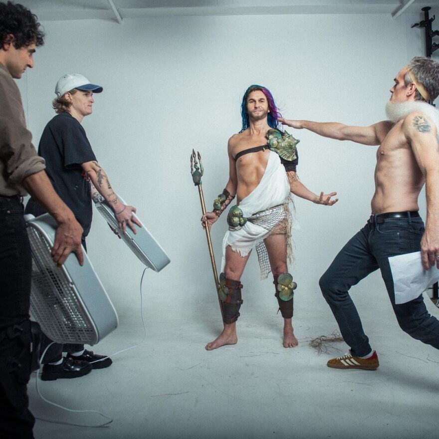 Νιλ Πάτρικ Χάρις: Ως θεός του Ολύμπου για το Χάλογουιν μαζί με τον σύζυγο και τα παιδιά τους