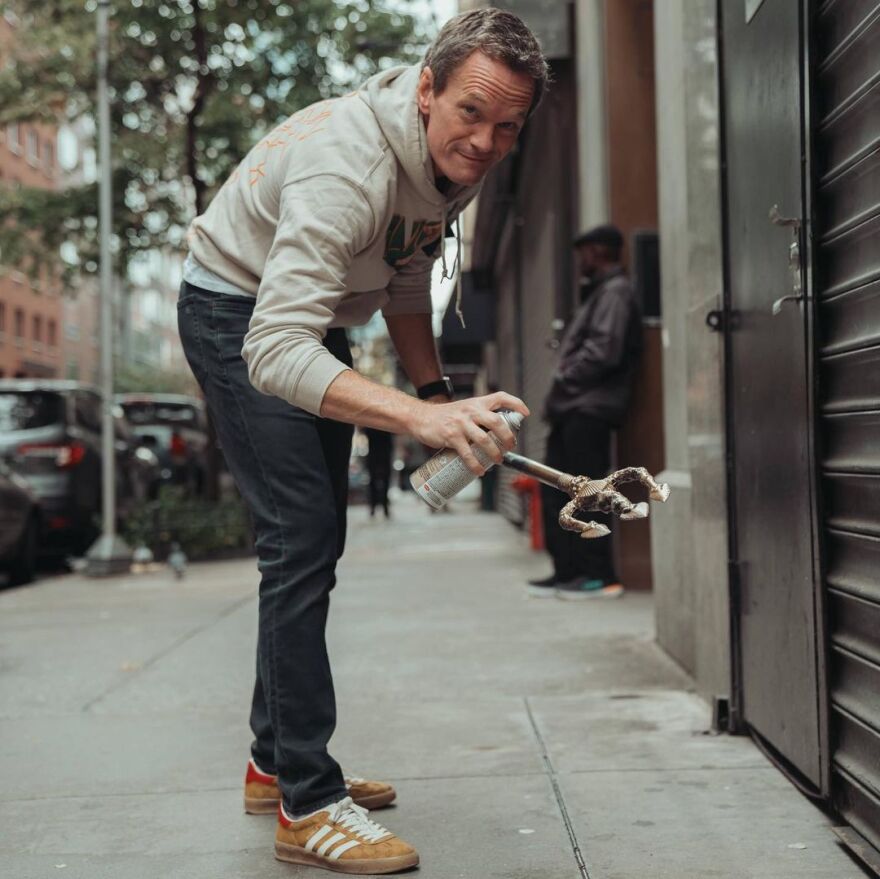 Νιλ Πάτρικ Χάρις: Ως θεός του Ολύμπου για το Χάλογουιν μαζί με τον σύζυγο και τα παιδιά τους