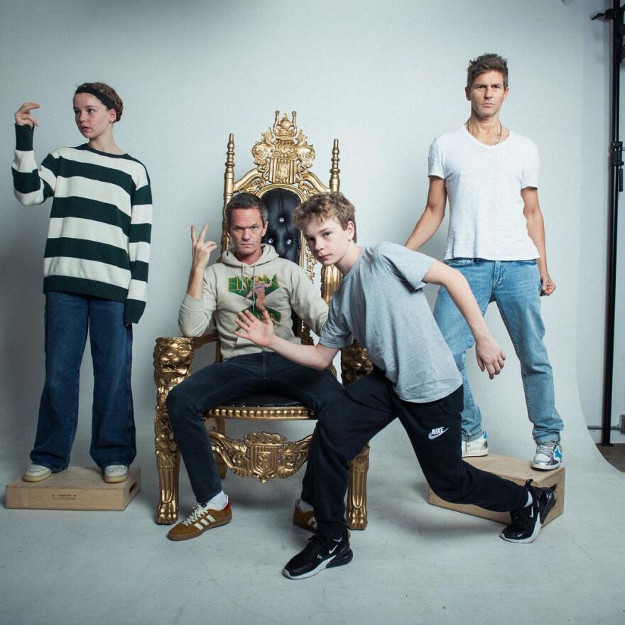 Νιλ Πάτρικ Χάρις: Ως θεός του Ολύμπου για το Χάλογουιν μαζί με τον σύζυγο και τα παιδιά τους