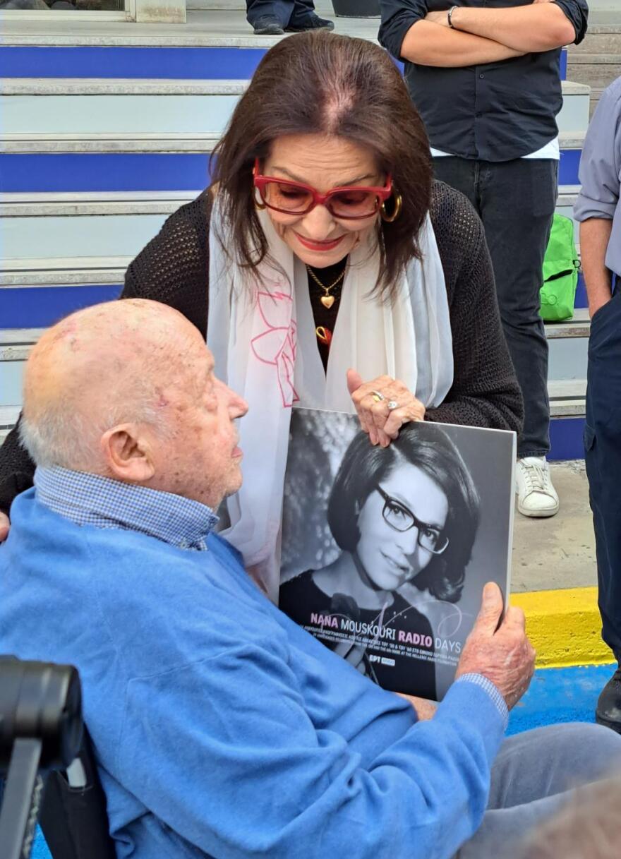 Νάνα Μούσχουρη: Επέστρεψε στο ραδιοφωνικό στούντιο της ΕΡΤ που είχε ηχογραφήσει τα πρώτα της τραγούδια - Δείτε βίντεο και φωτογραφίες