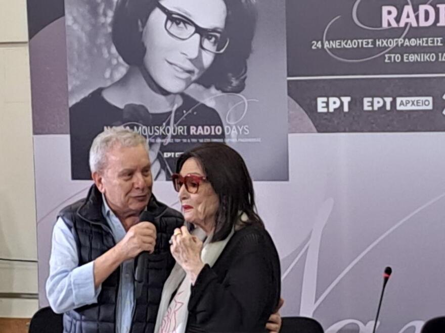 Νάνα Μούσχουρη - Μίμης Πλέσσας: Η συγκινητική συνάντησή τους - Ποιο τραγούδι σιγοψιθύριζαν ο ένας στον άλλο  - Βίντεο