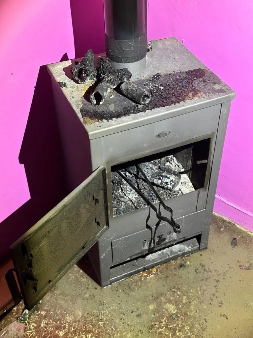 ΕΛ.ΑΣ.: Έφοδος της ΕΛΑΣ σε μωβ άντρο ναρκωτικών στην Αγία Βαρβάρα - Βίντεο