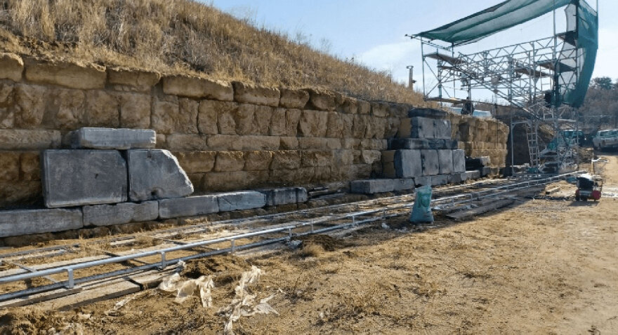 Αμφίπολη: Στον αρχαίο περίβολο του Τύμβου Καστά επιστρέφουν μετά από 21 αιώνες 25 αρχιτεκτονικά μέλη