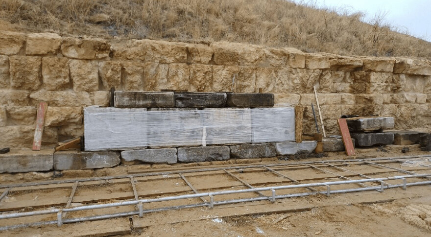 Αμφίπολη: Στον αρχαίο περίβολο του Τύμβου Καστά επιστρέφουν μετά από 21 αιώνες 25 αρχιτεκτονικά μέλη