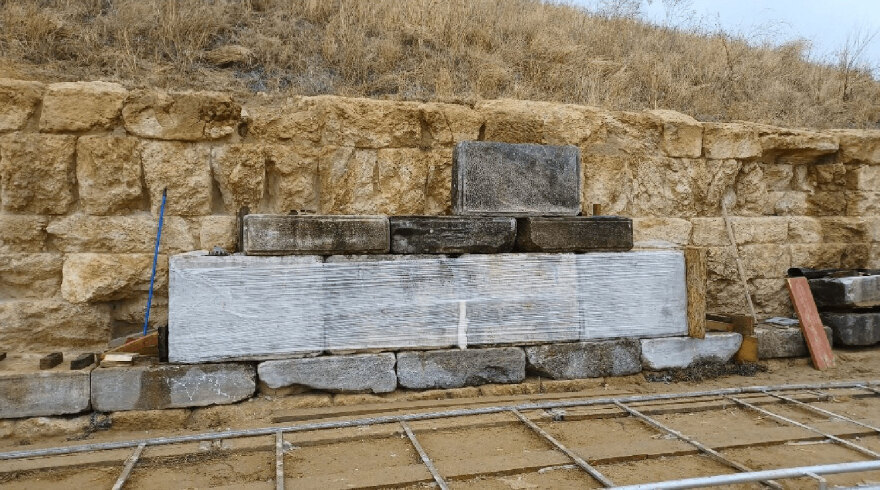 Αμφίπολη: Στον αρχαίο περίβολο του Τύμβου Καστά επιστρέφουν μετά από 21 αιώνες 25 αρχιτεκτονικά μέλη