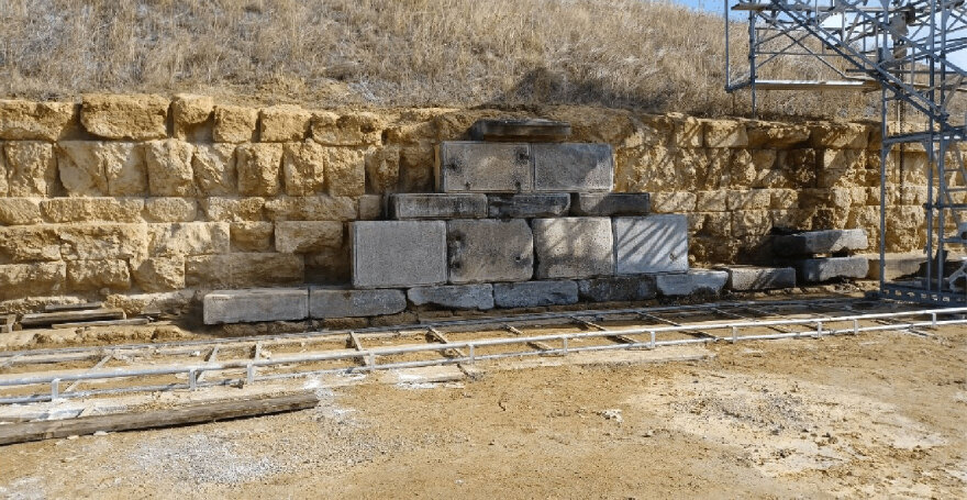 Αμφίπολη: Στον αρχαίο περίβολο του Τύμβου Καστά επιστρέφουν μετά από 21 αιώνες 25 αρχιτεκτονικά μέλη