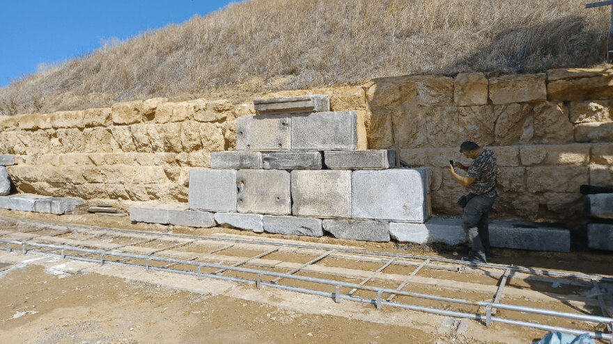 Αμφίπολη: Στον αρχαίο περίβολο του Τύμβου Καστά επιστρέφουν μετά από 21 αιώνες 25 αρχιτεκτονικά μέλη
