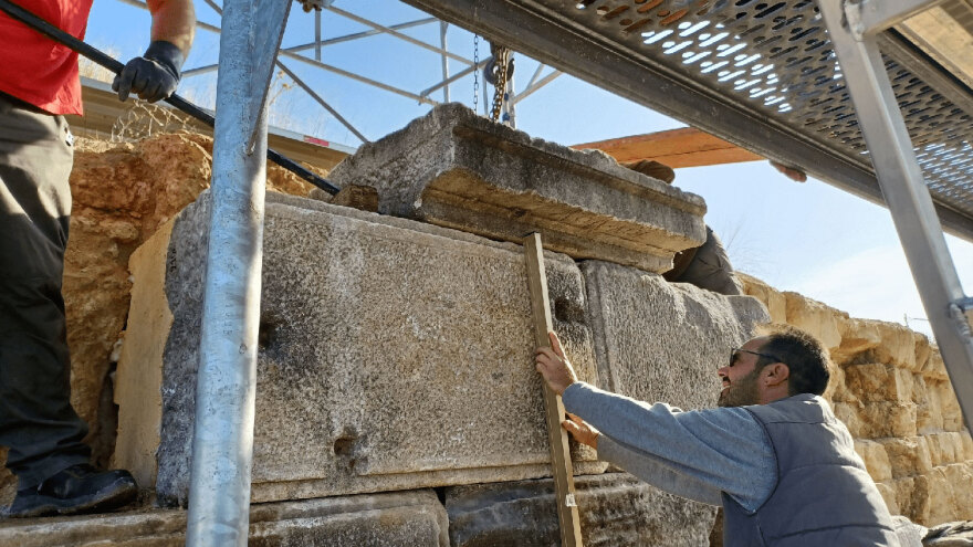 Αμφίπολη: Στον αρχαίο περίβολο του Τύμβου Καστά επιστρέφουν μετά από 21 αιώνες 25 αρχιτεκτονικά μέλη