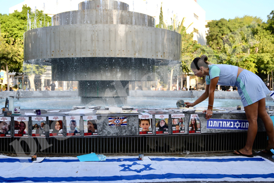 Πόλεμος στο Ισραήλ: Λούτρινα αρκουδάκια με δεμένα μάτια σε πλατείες του Τελ Αβίβ για τα παιδιά που κρατάει η Χαμάς