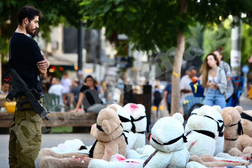 Πόλεμος στο Ισραήλ: Λούτρινα αρκουδάκια με δεμένα μάτια σε πλατείες του Τελ Αβίβ για τα παιδιά που κρατάει η Χαμάς