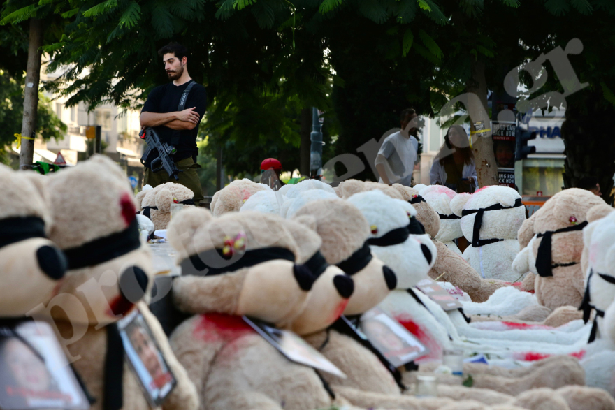 Πόλεμος στο Ισραήλ: Λούτρινα αρκουδάκια με δεμένα μάτια σε πλατείες του Τελ Αβίβ για τα παιδιά που κρατάει η Χαμάς