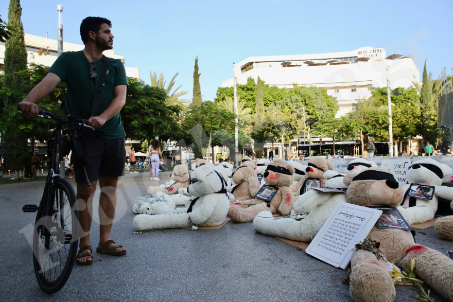 Πόλεμος στο Ισραήλ: Λούτρινα αρκουδάκια με δεμένα μάτια σε πλατείες του Τελ Αβίβ για τα παιδιά που κρατάει η Χαμάς