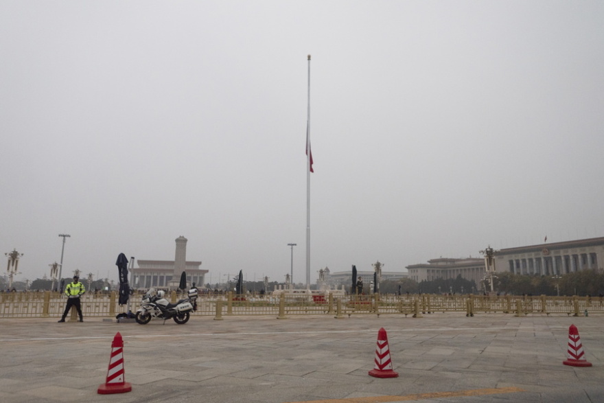 Κίνα: Η σημαία κυματίζει μεσίστια στην πλατεία Τιενανμέν κατά την τελετή αποτέφρωσης του Λι Κετσιάνγκ