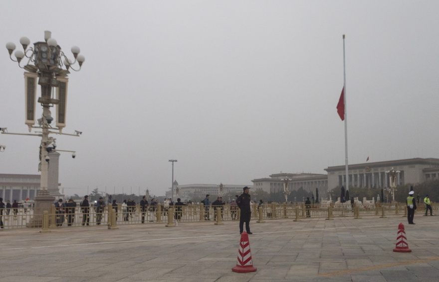 Κίνα: Η σημαία κυματίζει μεσίστια στην πλατεία Τιενανμέν κατά την τελετή αποτέφρωσης του Λι Κετσιάνγκ