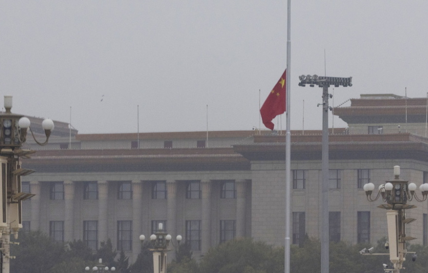 Κίνα: Η σημαία κυματίζει μεσίστια στην πλατεία Τιενανμέν κατά την τελετή αποτέφρωσης του Λι Κετσιάνγκ