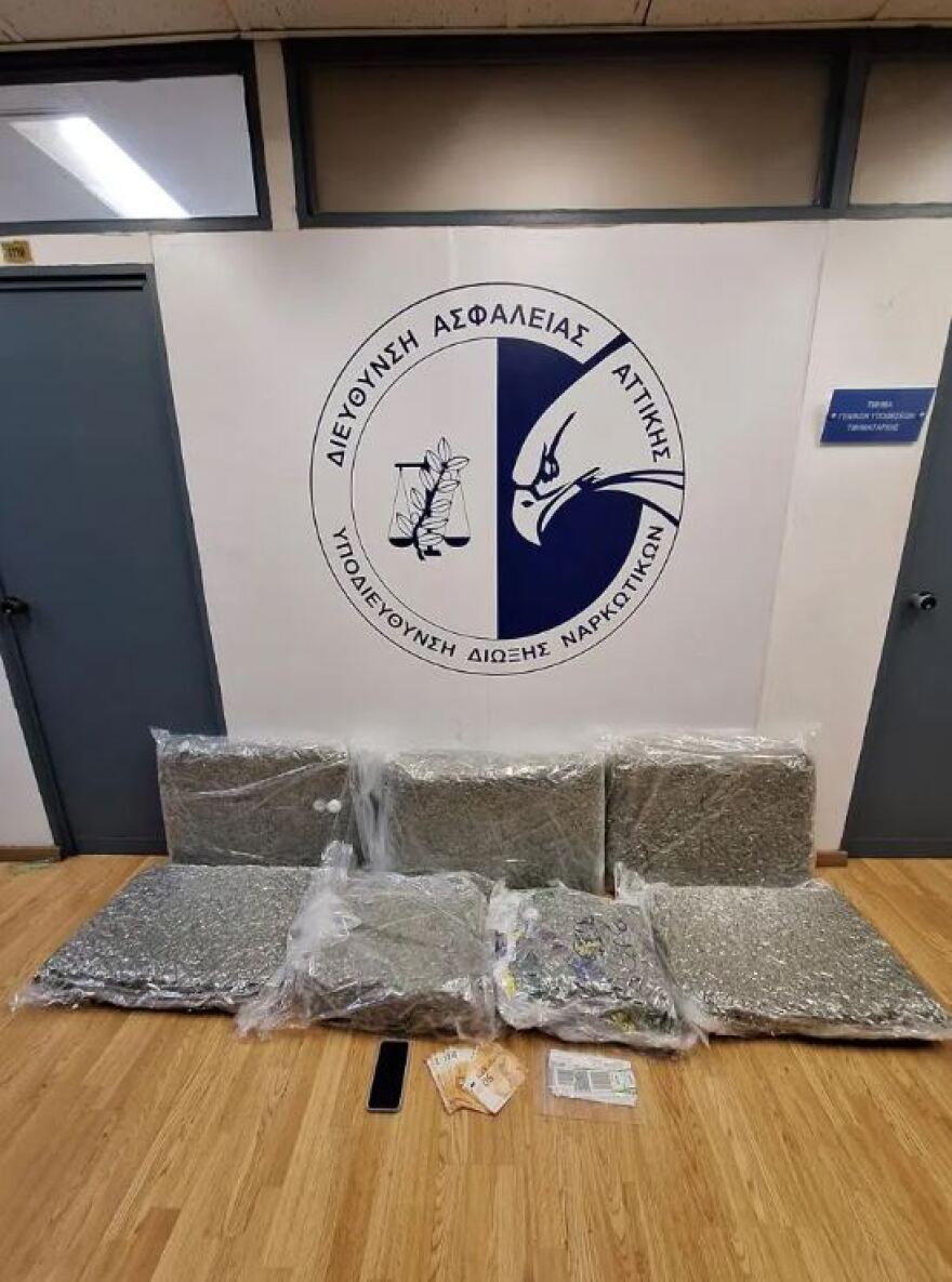 ΕΛΑΣ: Συνελήφθη 51χρονη στο «Ελ. Βενιζέλος» - Προσπάθησε να «περάσει» 43 κιλά κάνναβη στις βαλίτσες της