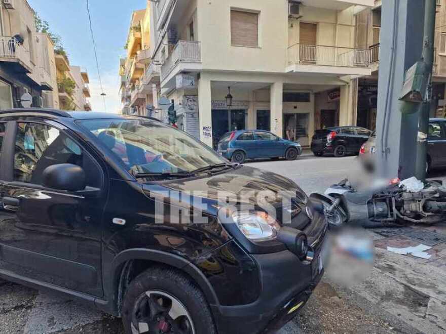 Σοβαρό τροχαίο στην Πάτρα - ΙΧ συγκρούστηκε με μηχανή, εκσφενδονίστηκε πάνω σε φανάρι ο αναβάτης