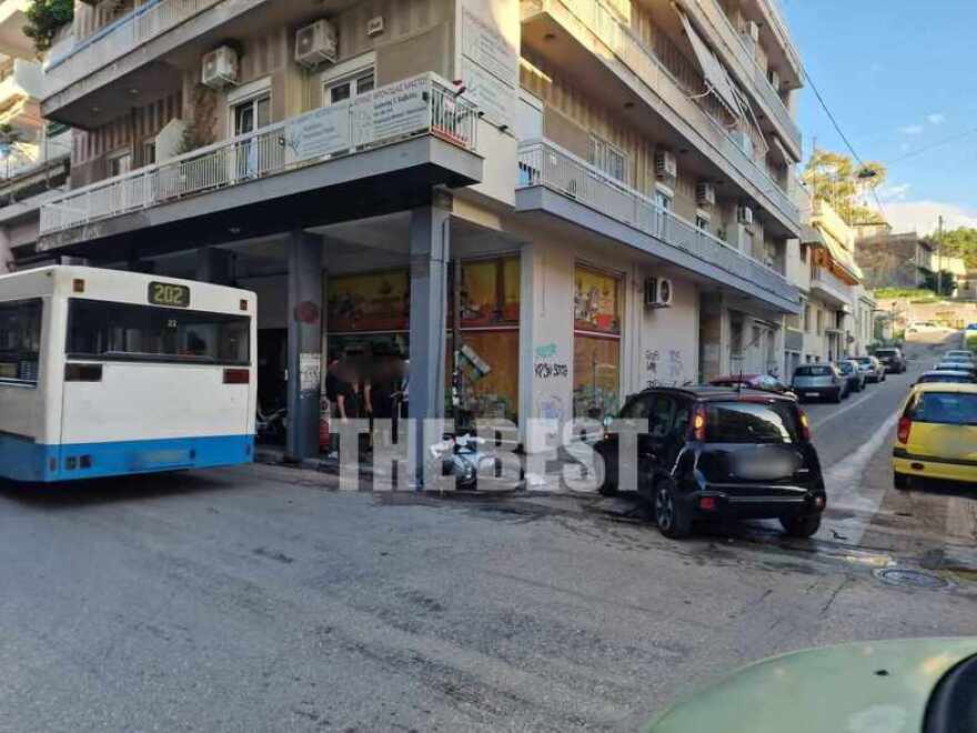 Σοβαρό τροχαίο στην Πάτρα - ΙΧ συγκρούστηκε με μηχανή, εκσφενδονίστηκε πάνω σε φανάρι ο αναβάτης