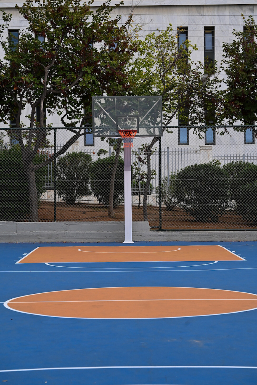 Δήμος Αθηναίων: Ανακαινίστηκαν εννέα ανοιχτά γήπεδα μπάσκετ 